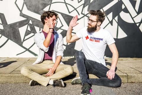 High five_to mænd_frivillig_ungdommens røde kors