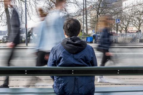 Dreng på bænk_ungdommens røde kors_frivillig