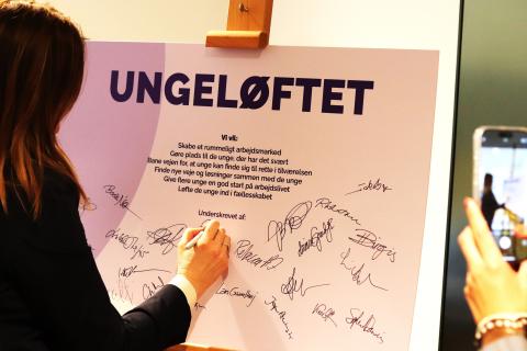 Ungeløftet_underskrift_Ungdommens Røde Kors_2025