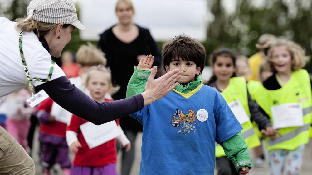 Børneløb_løb_event_frivillig_dreng der løber_ungdommens røde kors