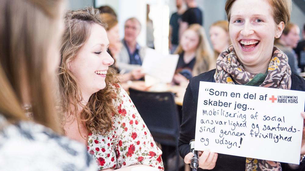 Fremtidsværksted_tre frivillige_skilt_ungdommens røde kors