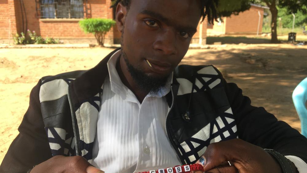 Malawi_2018_ Ung mand med armbånd_Ungdommens Røde Kors