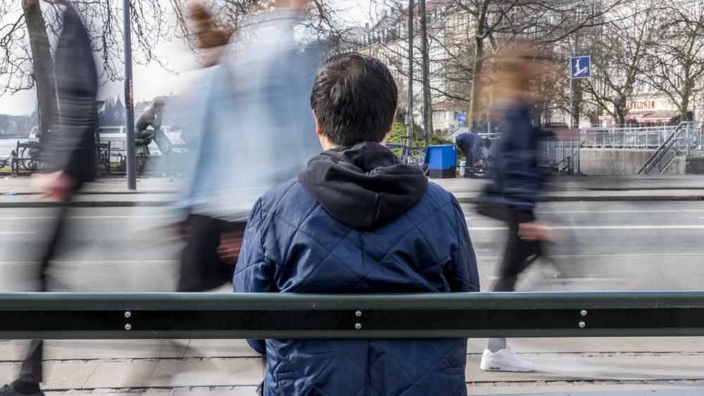 Dreng på bænk_ungdommens røde kors_frivillig