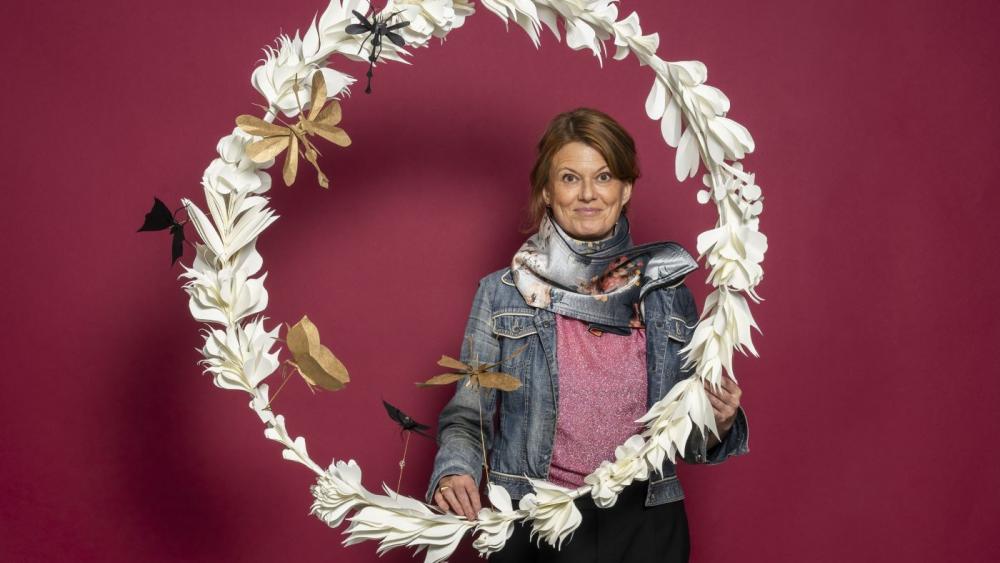 Charlotte Søeborg Ohlsen ved sin julekrans