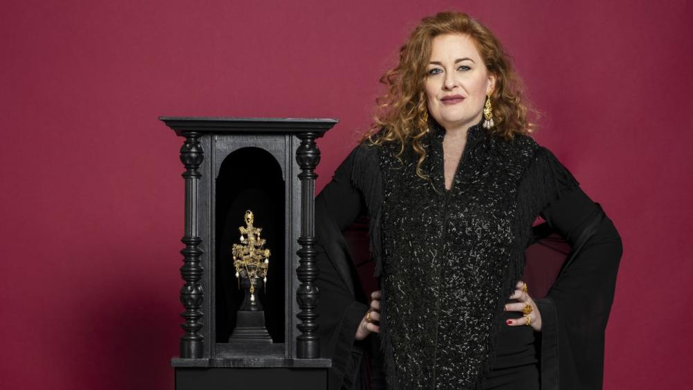 Zarah Voigt ved sit smykketræ