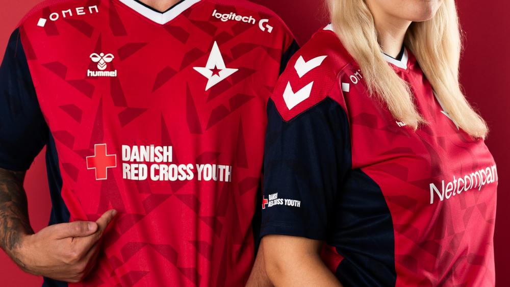 Astralis' spillertrøjer med Undommens Røde Kors' logo