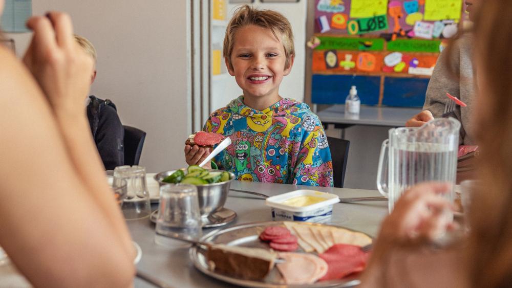 Dreng spiser mad på ferielejr