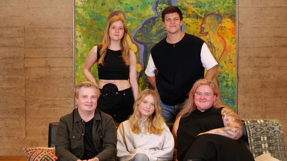 Nikolaj, Danielle, Frederikke, Karoline og Alex Høgh Andersen er med i kampagnen Sygt Ung, der skal bryde med tabuer om at være ung og have en sygdom. Foto: Camille Kirkegaard
