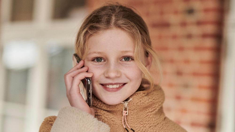 Pige telefon_stock_2022