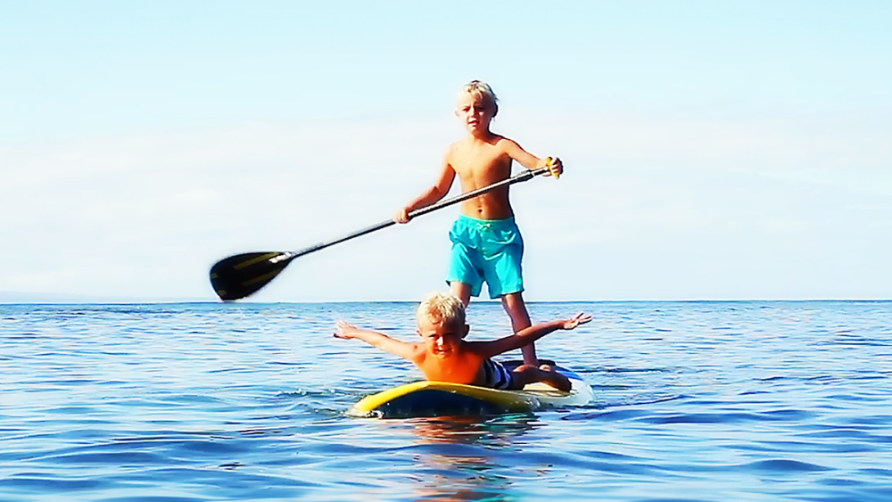 To drenge på et paddleboard