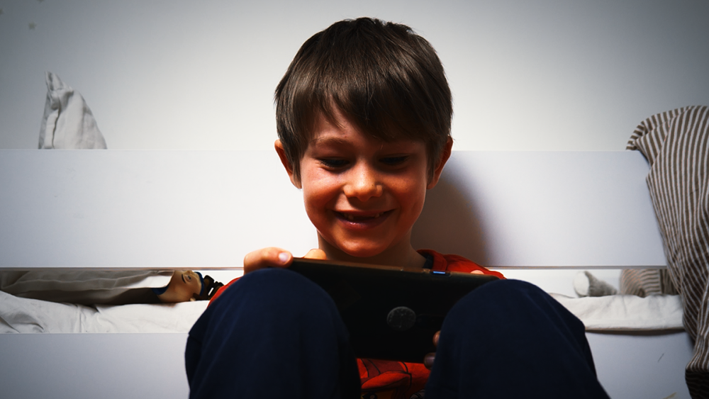 William smiler ned i telefonen
