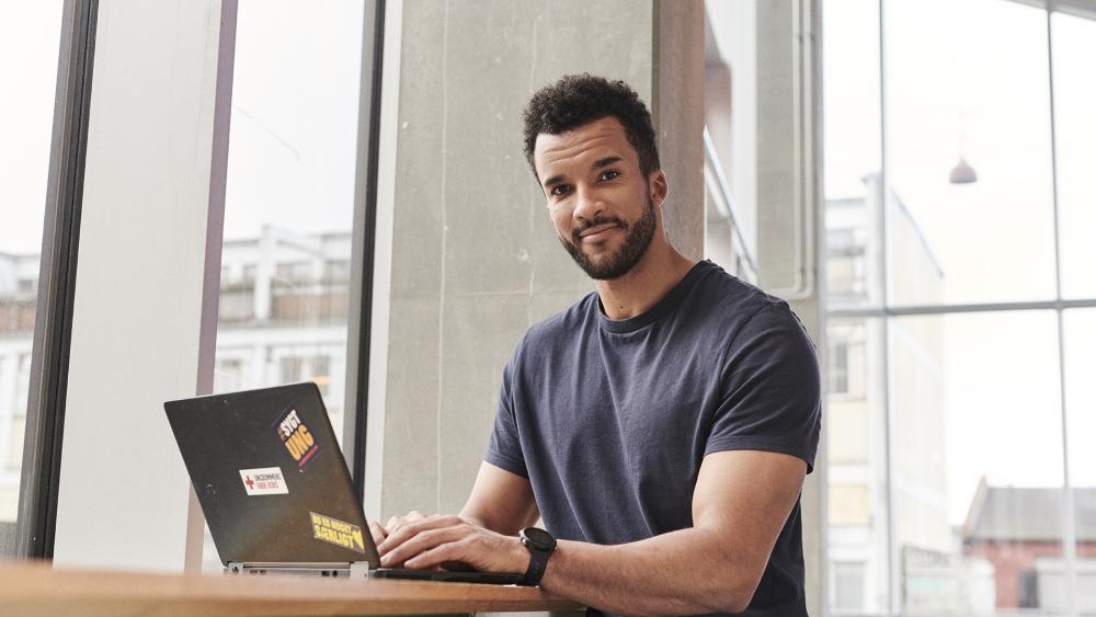 Stock photo_frivillig med computer_2022