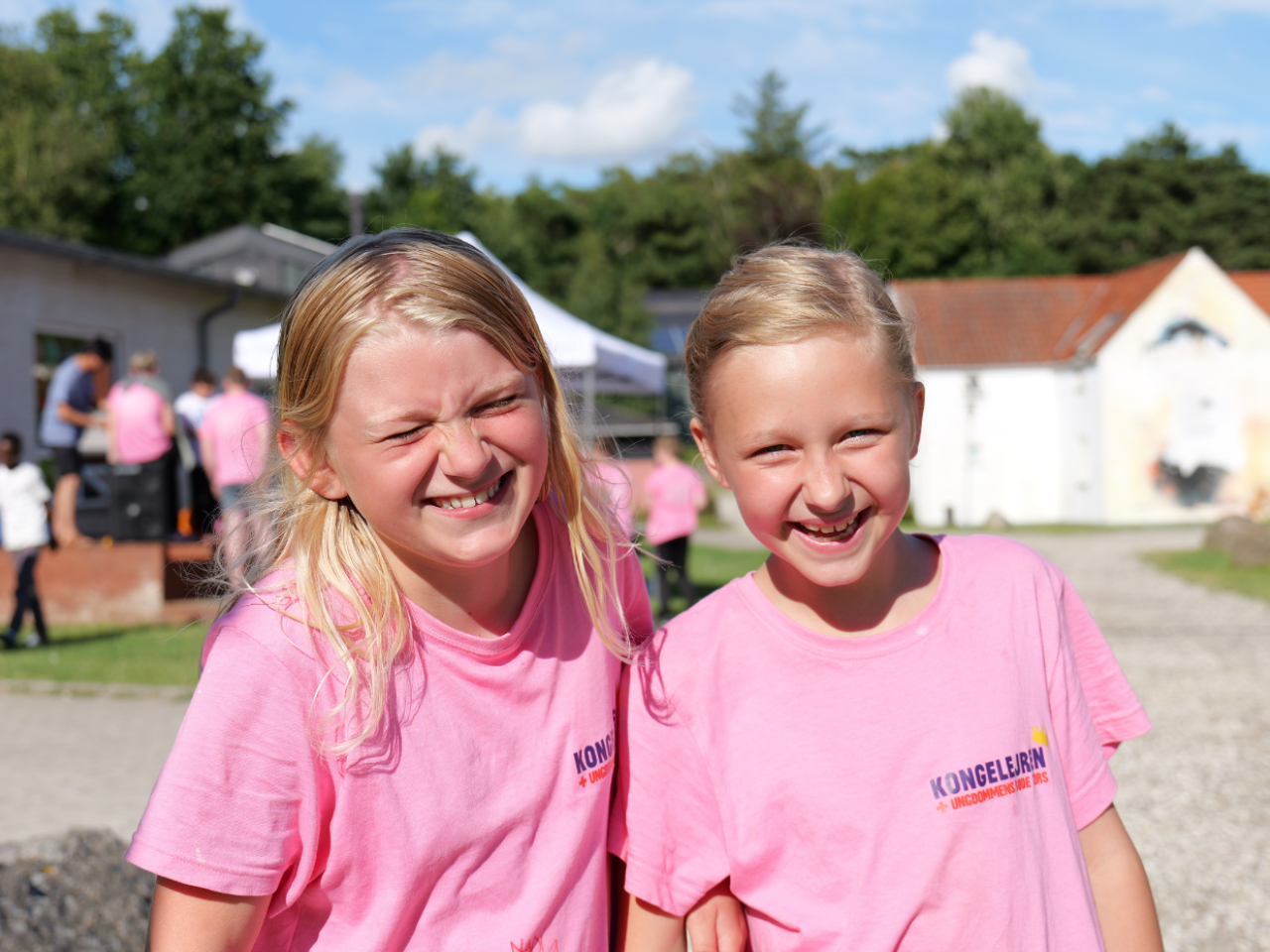 To børn på ferielejr